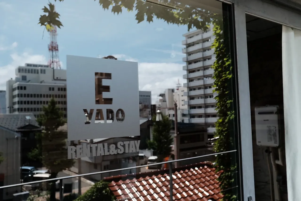 E-YADO 新潟 古町を望む窓のサイン
