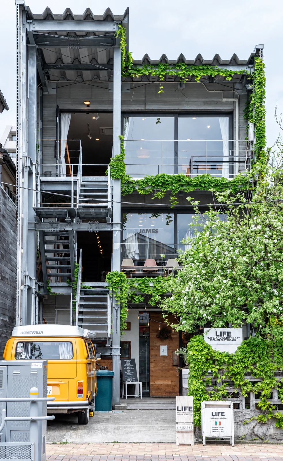 E-YADO 新潟 古町の複合建物の外観