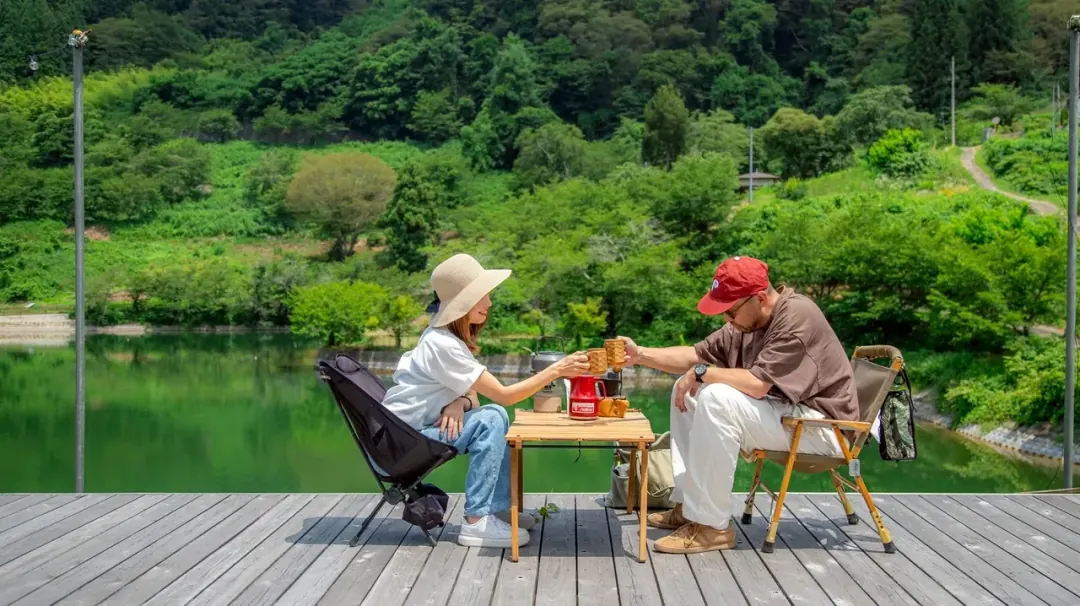 ほとり家 池のウッドデッキでくつろぐ