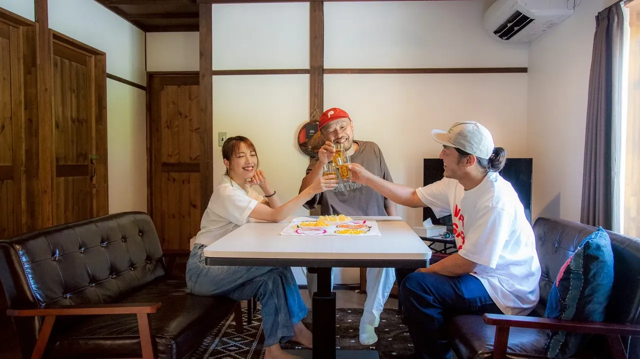 ほとり家 室内で乾杯