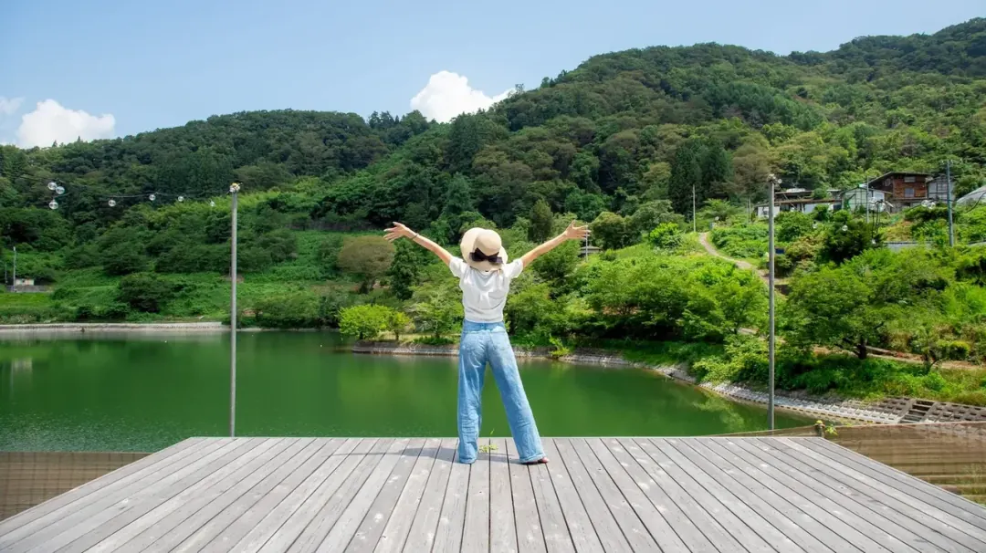 ほとり家 池を望むデッキで深呼吸