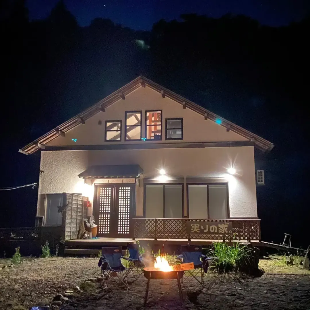 Villa みのり 夜の焚き火と外観