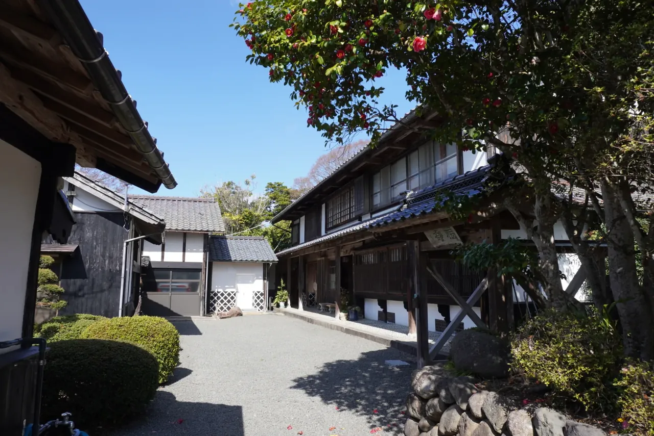 東夢 古民家の中庭と縁側