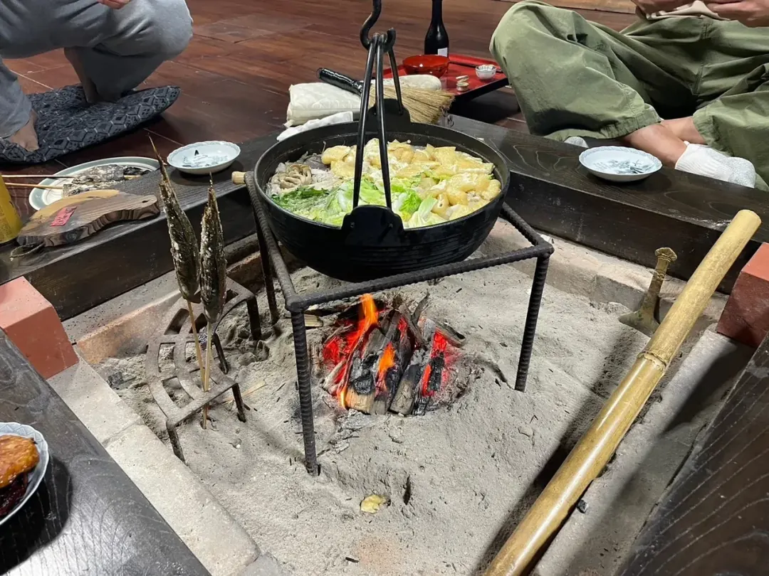 東夢 囲炉裏を囲む鍋と炭火