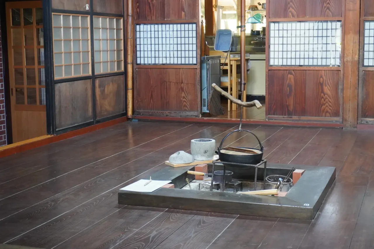 東夢 囲炉裏のある広間
