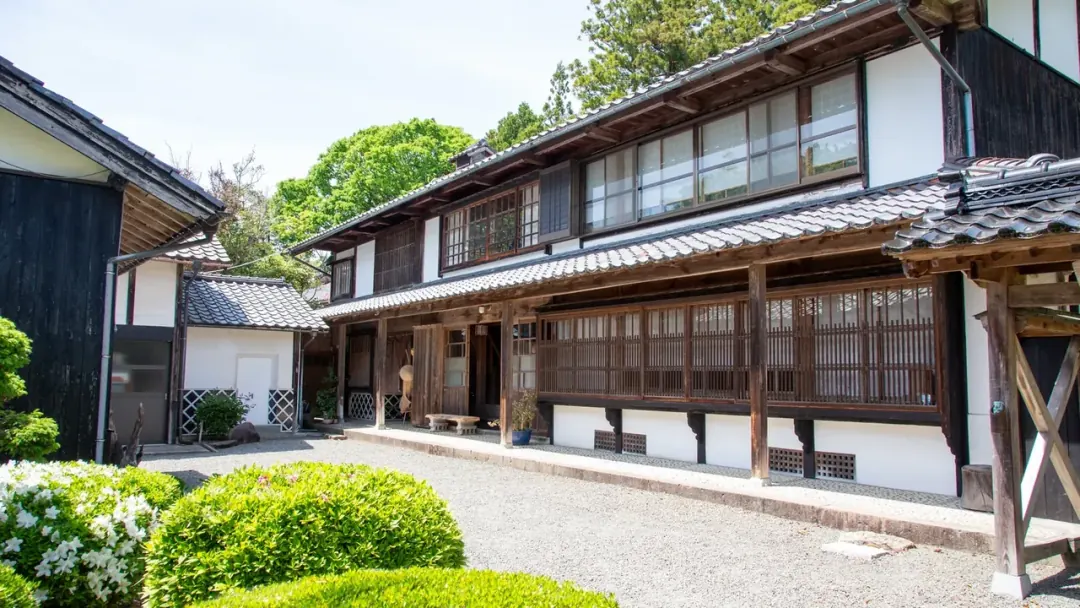 東夢 ツツジ咲く晴れた日の中庭