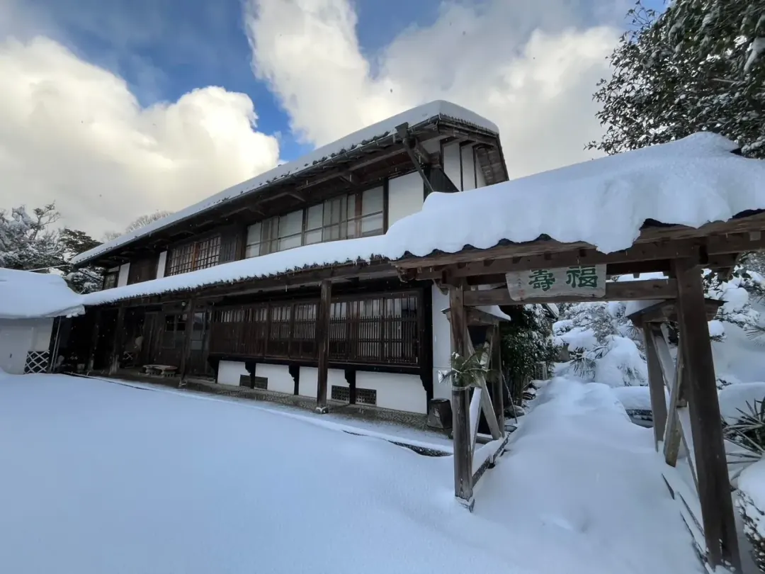 東夢 雪化粧の古民家