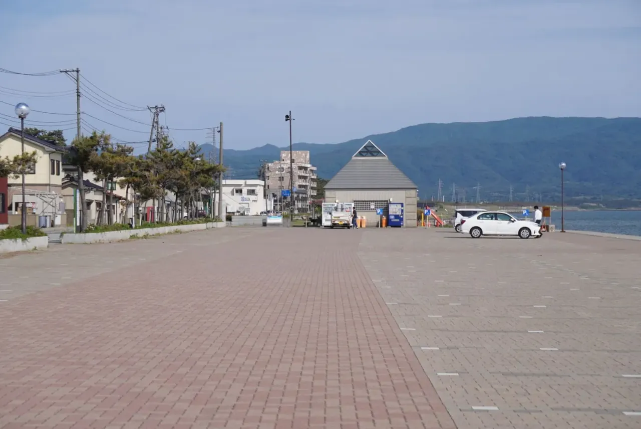 湾の間 海沿いの通り